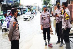 Polresta  Samarinda lakukan pengamanan jalur terendam banjir