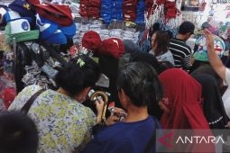 Toko penjual seragam sekolah di Ambon ramai pembeli