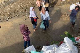 Komunitas di Maluku buat tanggul di Kaitetu antisipasi banjir, patut diapresiasi