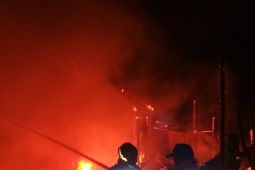 Di lalap si jago merah, rumah panggung rata dengan tanah