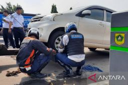 Dishub Bogor derek mobil parkir sembarangan di jalan raya