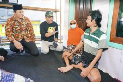 Pemkab Sidoarjo bantu satu keluarga alami kelumpuhan