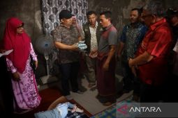 Kurangi beban keluarga penyandang disabilitas, Pj Bupati Aceh Besar serahkan bantuan makanan tambahan