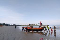 Sejumlah nelayan di Bengkulu nekat melaut meski ombak tinggi
