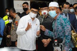 Para jemaah haji tiba di Bandara Soetta disambut Menko PMK dan Menhub
