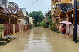 Warga bantaran Kali Bekasi dievakuasi karena banjir dampak sungai meluap