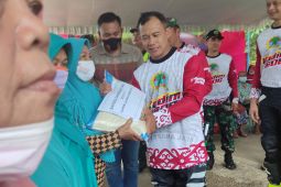 Danrem bagikan ratusan sembako saat kegiatan "trail adventure" di Trenggalek