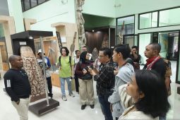 14 musisi muda peserta temu seni kunjungi Museum Loka Budaya Uncen Jayapura