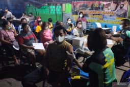 Polisi Papua Barat buka gerai vaksinasi COVID-19 malam hari