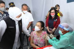 Gubernur Khofifah minta bupati/wali kota se-Jatim percepat vaksinasi booster