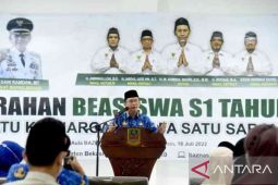 Pemkab Bekasi serahkan beasiswa kuliah gratis kepada 30 calon mahasiswa terpilih