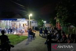 Warga melayat ke rumah duka anggota TNI korban kecelakaan maut di Bekasi