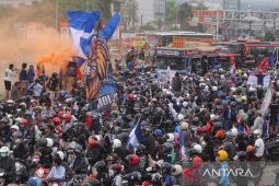 Juara Piala Presiden, ribuan suporter konvoi sambut kedatangan tim Arema FC
