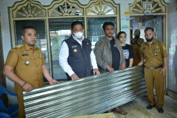 Bupati Dairi Eddy Berutu serahkan bantuan untuk korban kebakaran di Jalan Pemuda Sidikalang