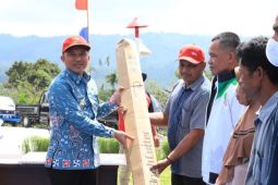 Bupati Lampung Barat serahkan bantuan alat pertanian