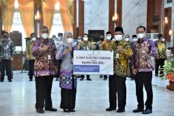 Paman Birin Serahkan CSR Bank Kalsel ke Disbunnak