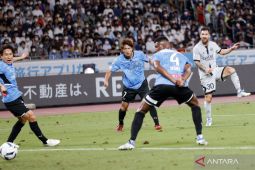 Lionel Messi mencetak gol di Jepang