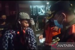 Bonge SCBD kena "semprot" Satpol PP gegara tak pakai masker