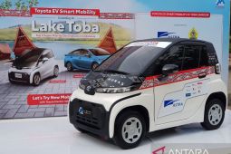 Toyota ajak wisatawan di kawasan Danau Toba coba mobil listrik
