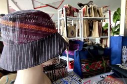 Delegasi W20 buru topi berbahan kain ulos