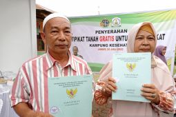 BPN Aceh Tamiang serahkan 72 sertifikat tanah kepada palaku UMKM
