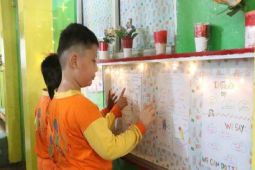 Meningkatkan budaya baca sejak dini dengan menata mading untuk menarik perhatian siswa