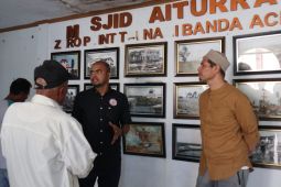 Jelang kedatangan Sandiaga Uno, UPD Banda Aceh dan masyarakat bersih-bersih kawasan Ulee Lheu