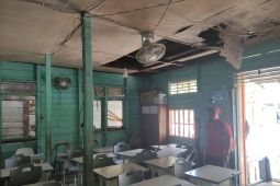 Murid SD Negeri 026 Penajam belajar di rumah dinas guru dan penjaga sekolah