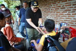 Kemensos kirim bantuan untuk warga lansia penjual balon di Kediri