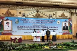 Ratusan remaja masjid se-Jatim dibekali pengelolaan keuangan syariah.