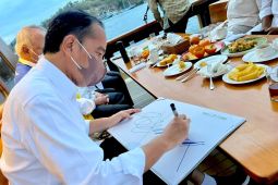 Presiden tanda tangani Wall of Fame ISI Denpasar di atas kapal pinisi