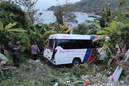 Bus wisatawan terguling di Cilegok Sukabumi sebabkan seorang penumpang meninggal