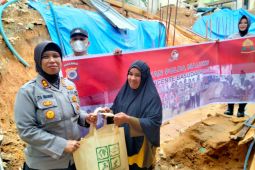 Polwan Polda Maluku salurkan 300 sembako pada korban bencana di Ambon, begini penjelasannya