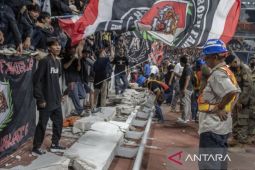 Gubernur Anies Baswedan duga pagar tribun JIS roboh karena semangat Jakmania