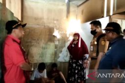 DPRD-Pemkot kunjungi Kakek Sutadi bersama anak dan tiga cucu