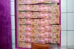 East Java: Police arrest man, wife for circulating fake currency.