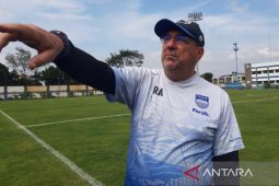 Pelatih Robert Alberts berikan ucapan perpisahan usai mundur dari Persib