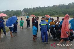 Luapan Sungai Sikula membanjiri jalan di Leihitu Barat, Maluku Tengah