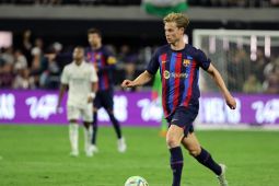 Manchester United mempersiapkan penawaran terakhir  untuk memboyong gelandang Frenkie de Jong dari Barcelona