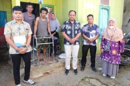 PKT proaktif salurkan alat bantu jalan bagi warga Gunung Elai