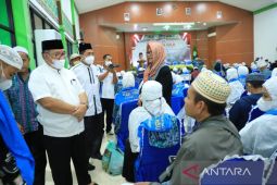 Plt Bupati dan isteri sambut kedatangan Jama'ah Haji