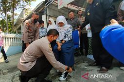 Polres Garut bagikan 700 sepatu untuk pelajar korban banjir