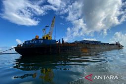 PT PLN UIP KLT bangun kontruksi tower SUTT di Selat Sebuku Kalsel