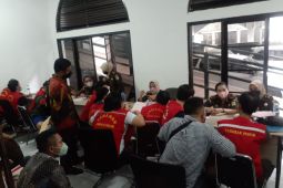 Polri limpahkan berkas 10 tersangka investasi bodong ke Kejari Kota Bandung