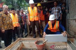 Penjabat Bupati Bekasi cek pembangunan MCK dengan sistem SPALDS