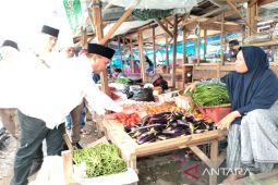 Bupati Madina kembali serahkan gajinya kepada masyarakat