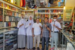 Toko Olahraga R Lubis serahkan uang saku Paskibra asal Padang Sidempuan