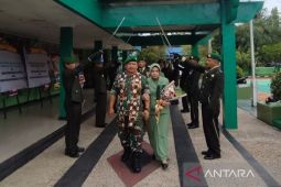 Aldin dan Dhuwa saling bertukar posisi.