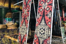 Sebanyak 120 kain Gringsing pesanan Menparekraf sudah siap