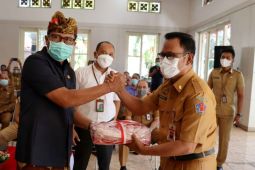 Pemkab Buleleng bagikan 1.360 bendera merah putih ke kecamatan dan SKPD